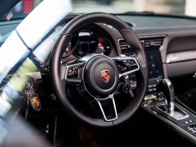 Porsche 911 view 8
