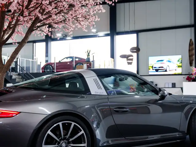Porsche 911 view 7