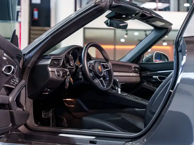 Porsche 911 view 9