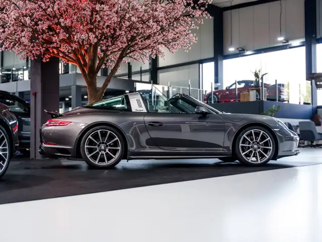 Porsche 911 view 5