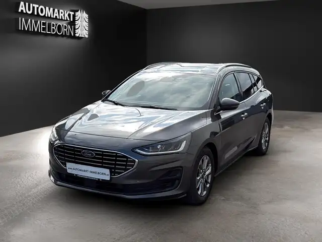 Ford Focus view 3
