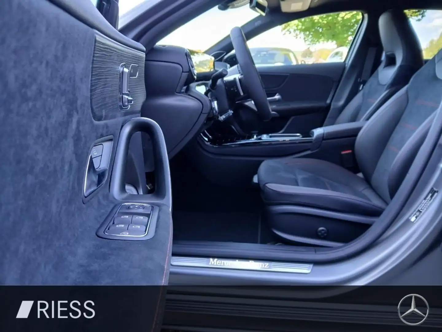 Mercedes-Benz A 250 e AMG+PANO+AHK+DISTRONIC+HUD+22 KW+MULTIB+ Grau - 2