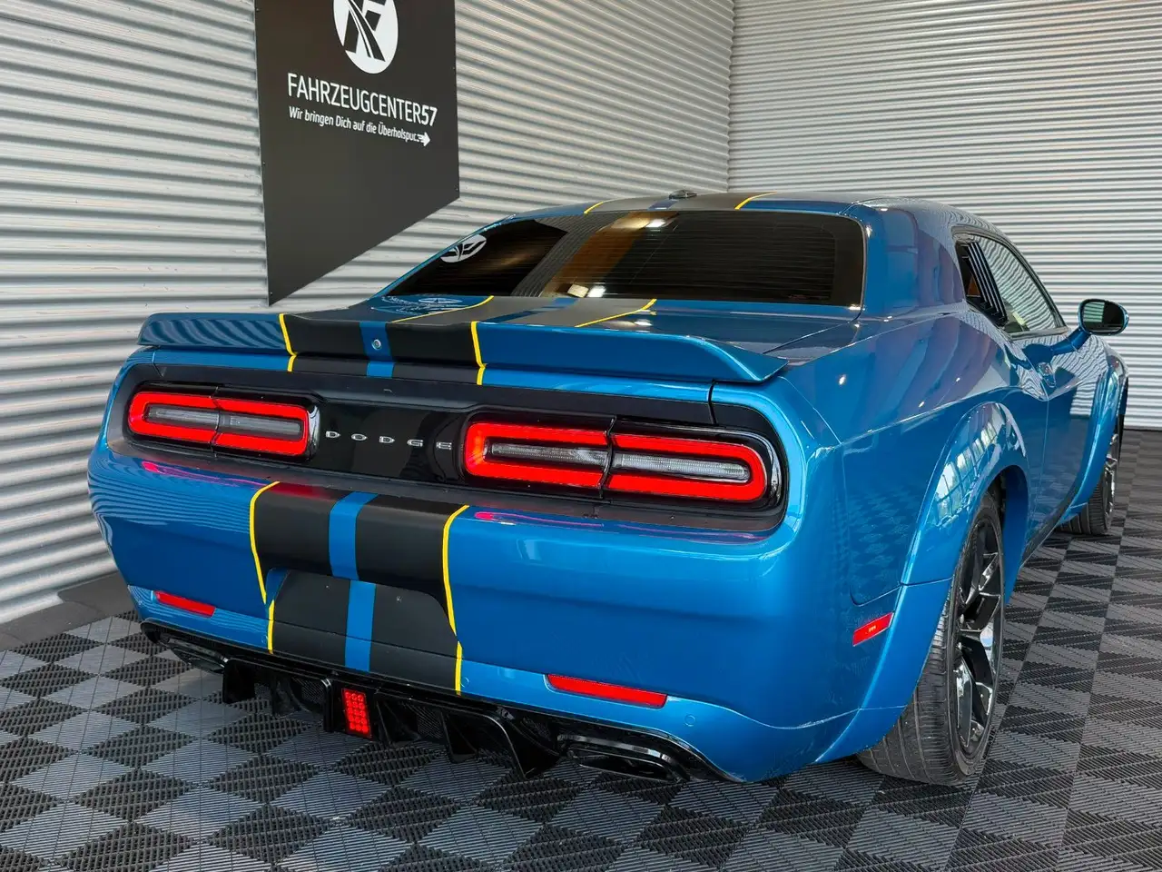 Dodge Challenger 2023 — фото 8