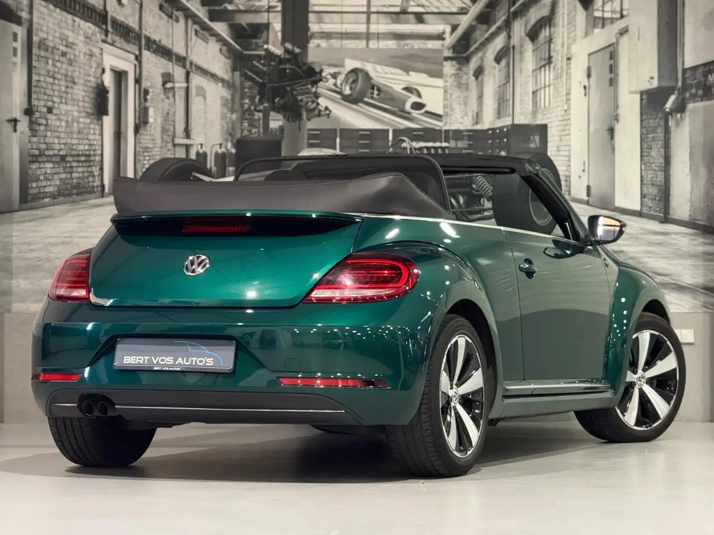 Volkswagen Beetle Cabriolet 1.4 TSI Exclusive Series Groen - 2