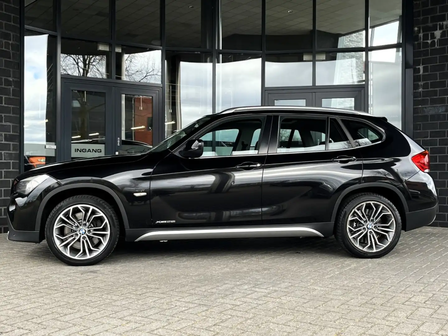 BMW X1 XDRIVE28I EXE. AUT. LEDER - PANO - TREKH. - ORG. N Schwarz - 2