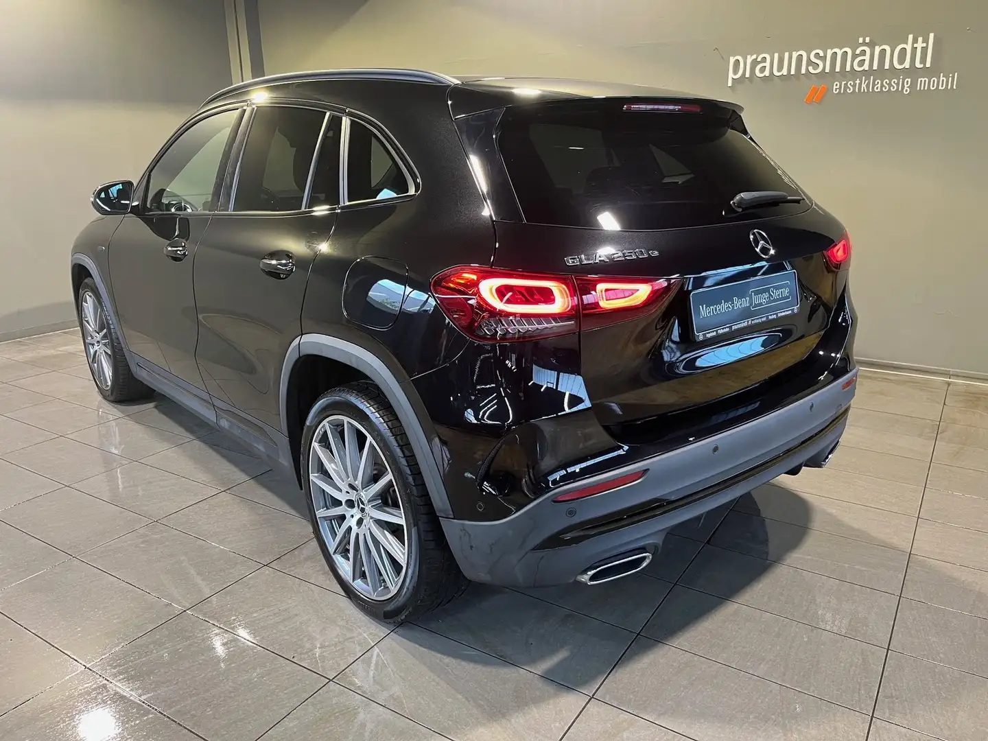 Mercedes-Benz GLA 250 e AMG Night Pano/LED/Distro/20"/Tot/360° Schwarz - 2