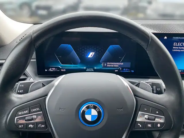 BMW 3 Series view 8