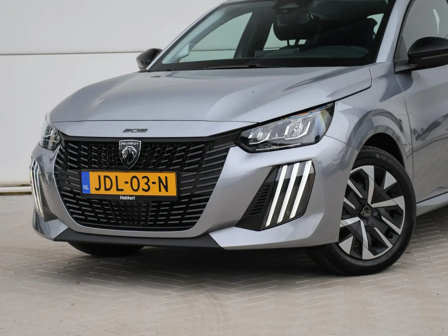 Peugeot 208 Style 1.2 PureTech 100pk DAB | PDC | AIRCO | APPLE Grau - 2