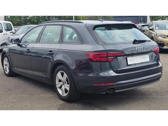 Audi A4 view 20