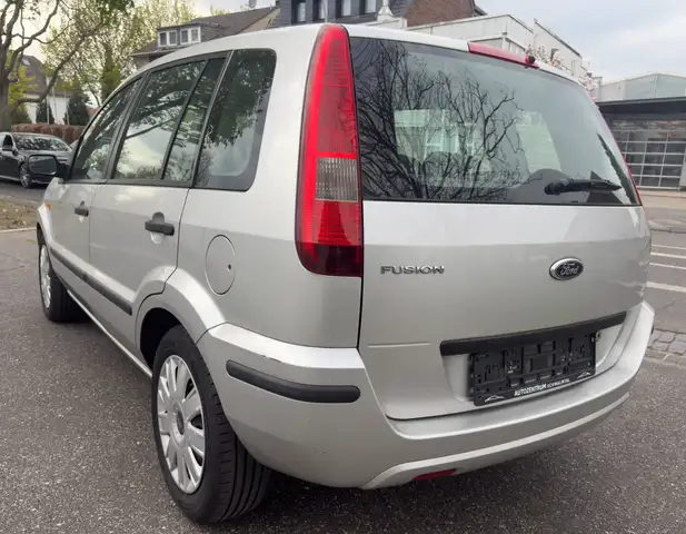Ford Fusion view 4