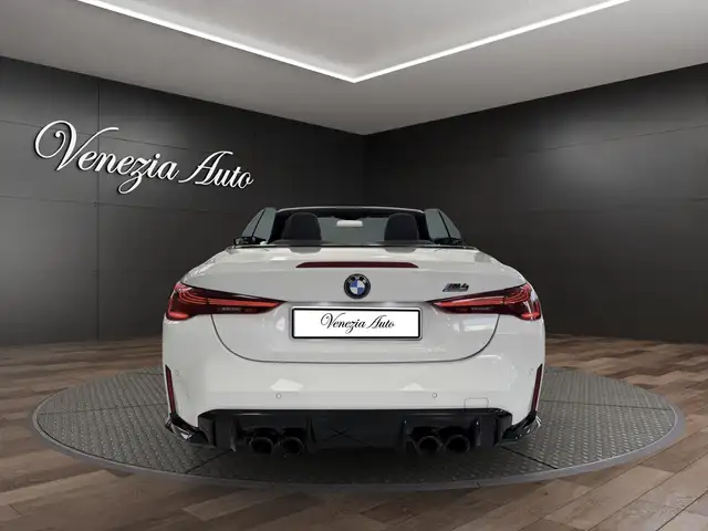 BMW M4 view 4