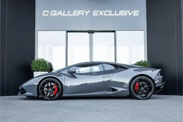 Lamborghini Huracan view 4