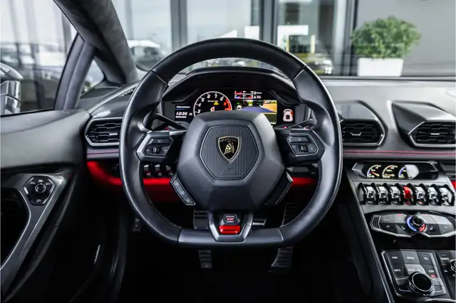 Lamborghini Huracan view 11