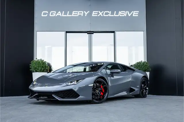 Lamborghini Huracan view 3