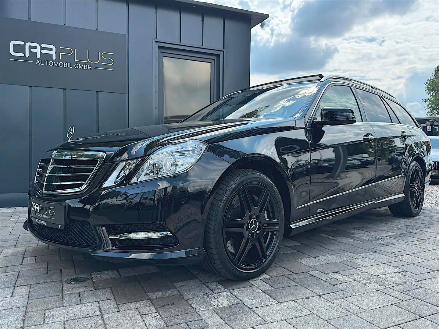 Mercedes-Benz E 500 CGI AMG Black Edition *ACC*Pano*Airmatic* Negru - 1