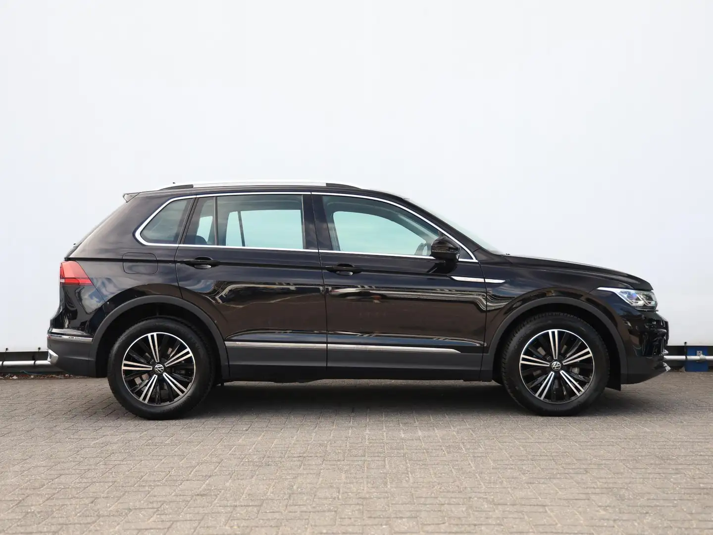Volkswagen Tiguan 1.5 TSI Elegance 150pk DSG | Navigatie | Adaptieve Zwart - 2