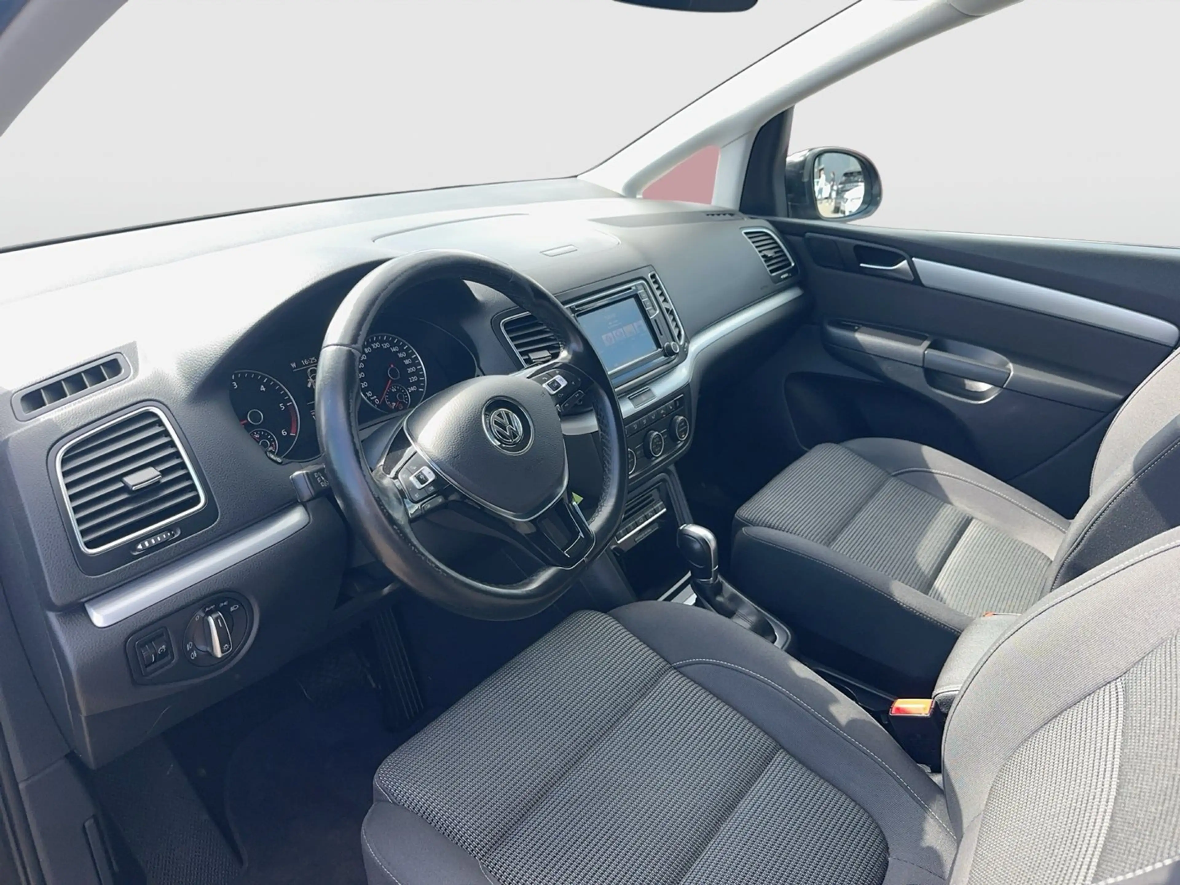 Volkswagen Sharan Business TDI SCR DSG — photo 6