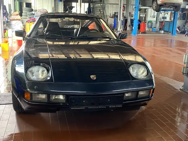 Porsche 928