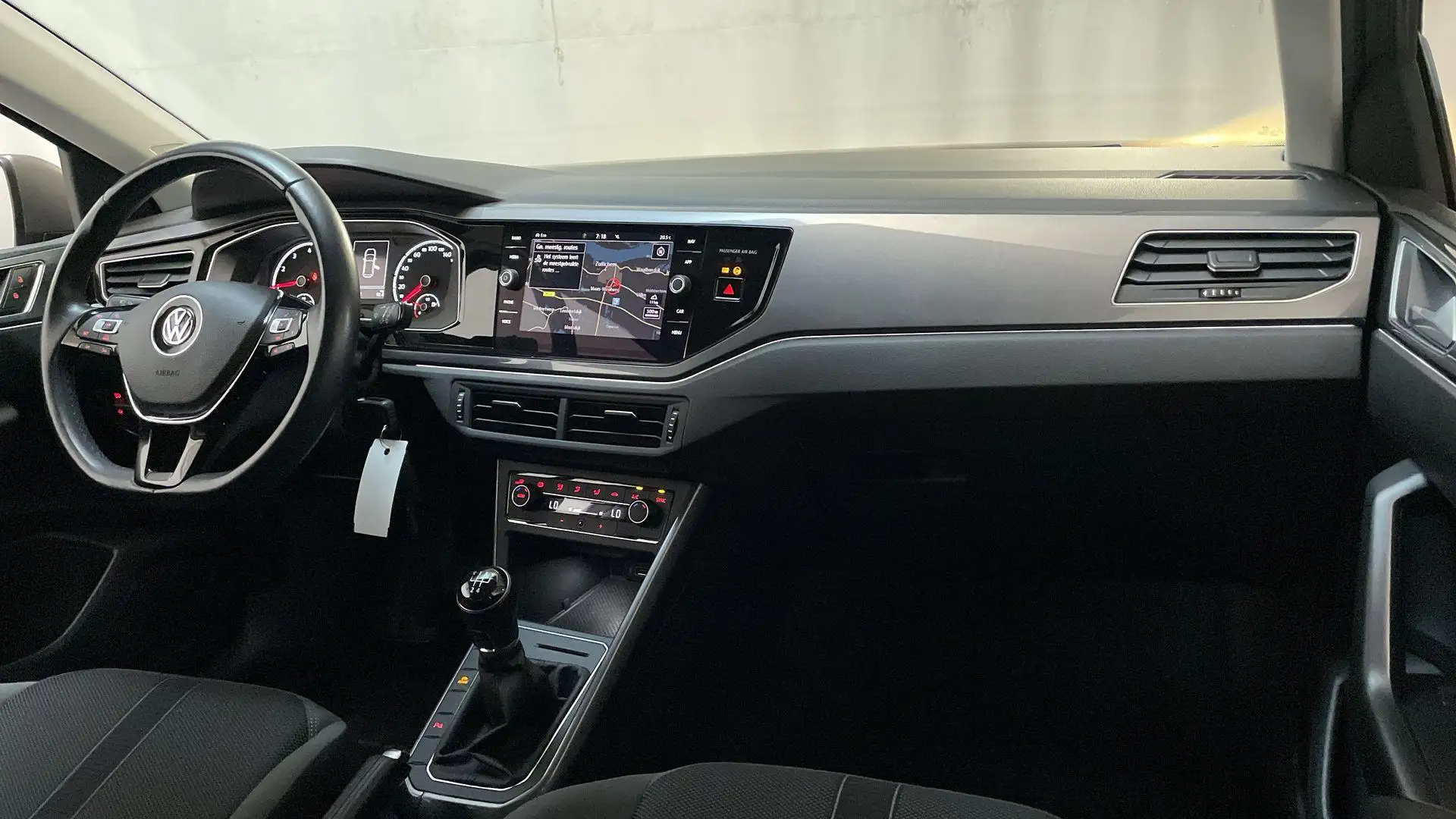 Volkswagen Polo 1.0 TSI Highline Parkeersensoren Navigatie Climate Grijs - 2