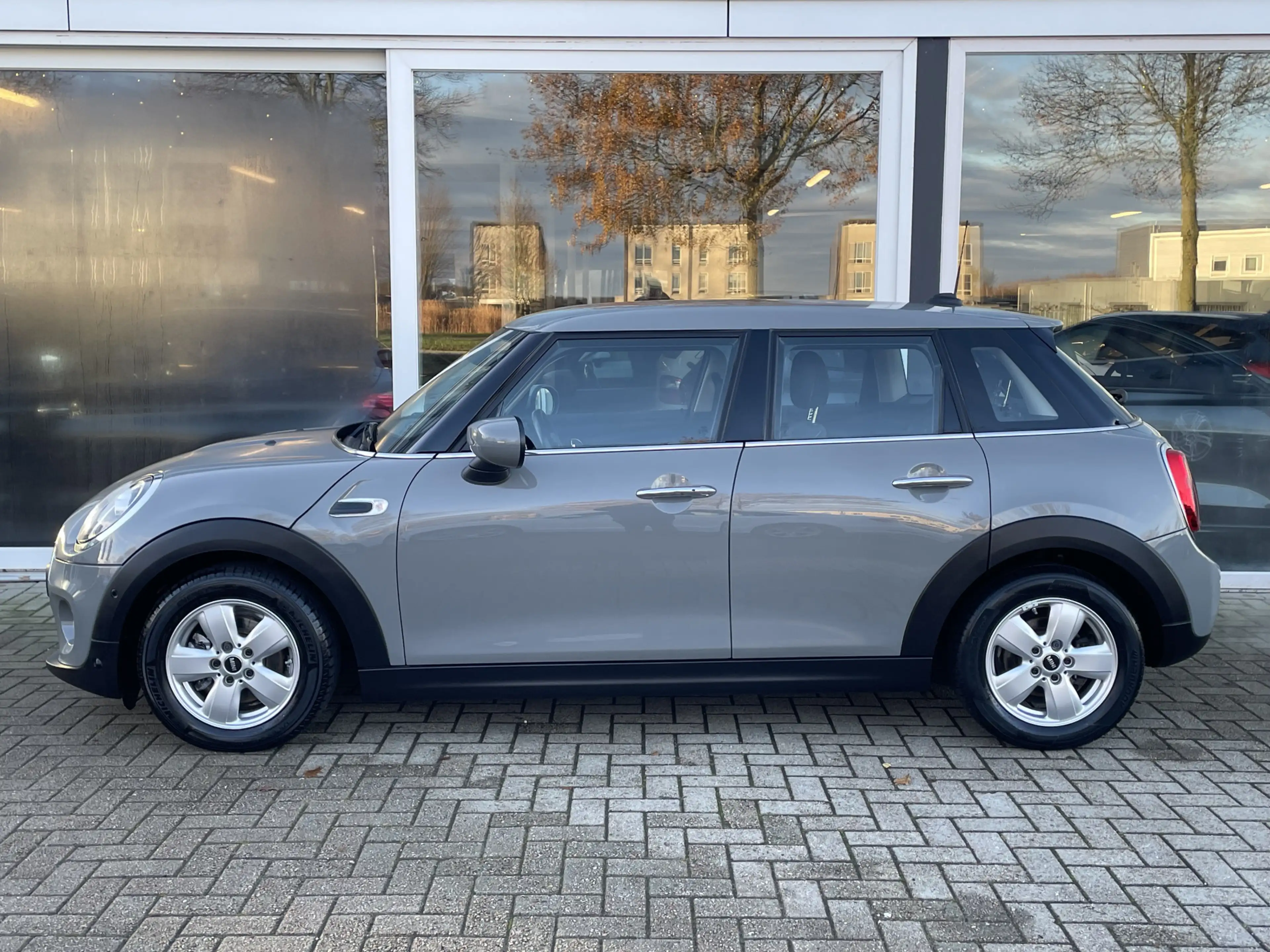MINI One Mini 1.5 Chili Harman Kardon / PDC Achter / Navi / — photo 11