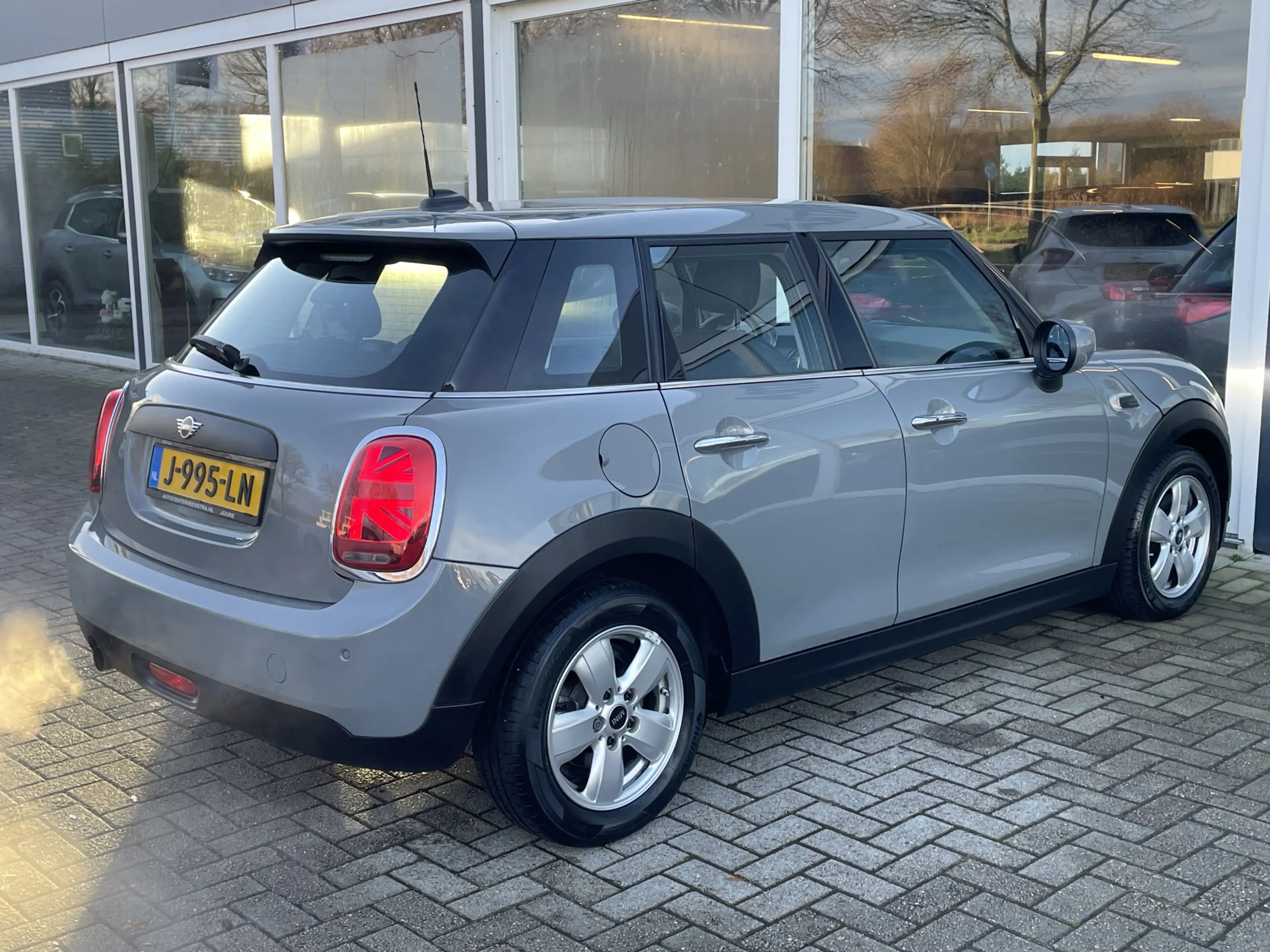 MINI One Mini 1.5 Chili Harman Kardon / PDC Achter / Navi / — photo 21