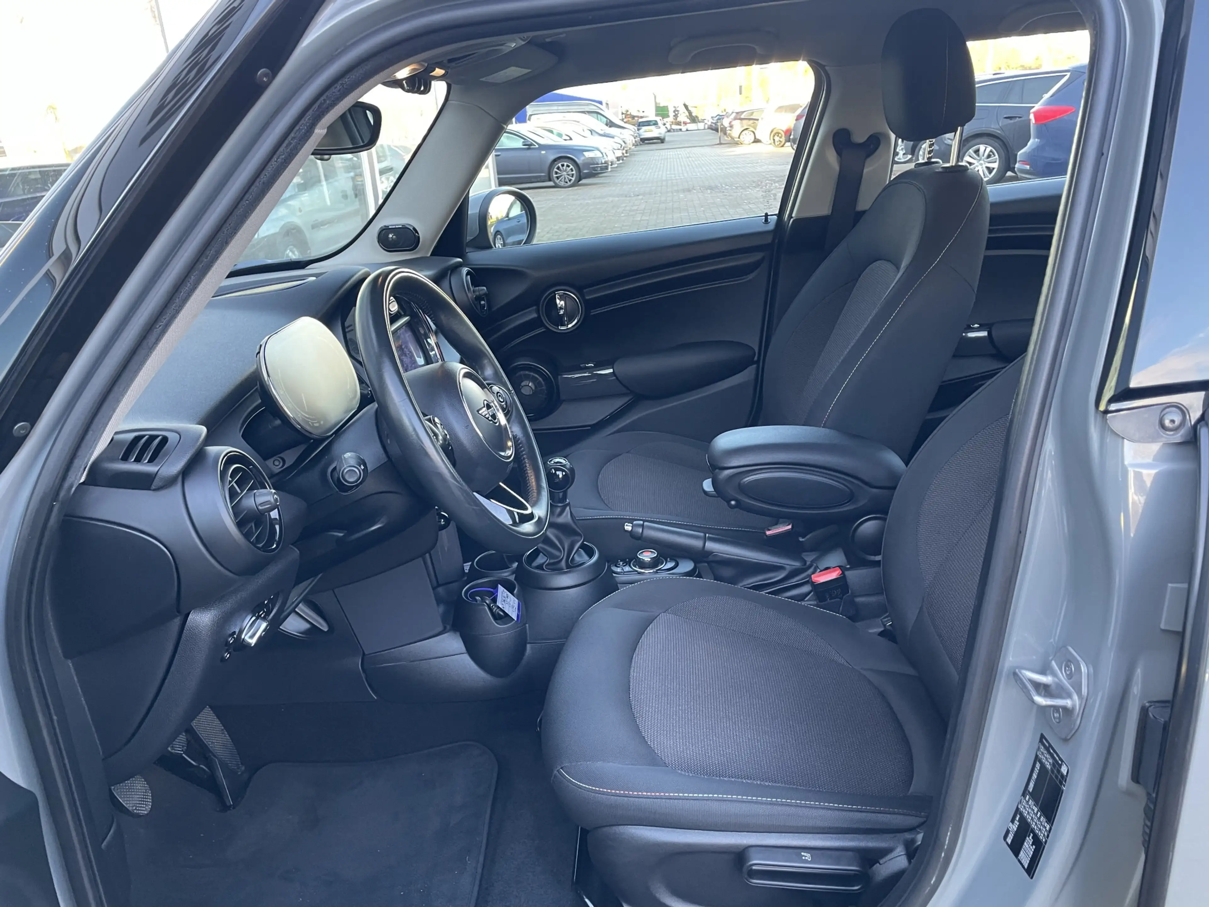 MINI One Mini 1.5 Chili Harman Kardon / PDC Achter / Navi / — photo 2