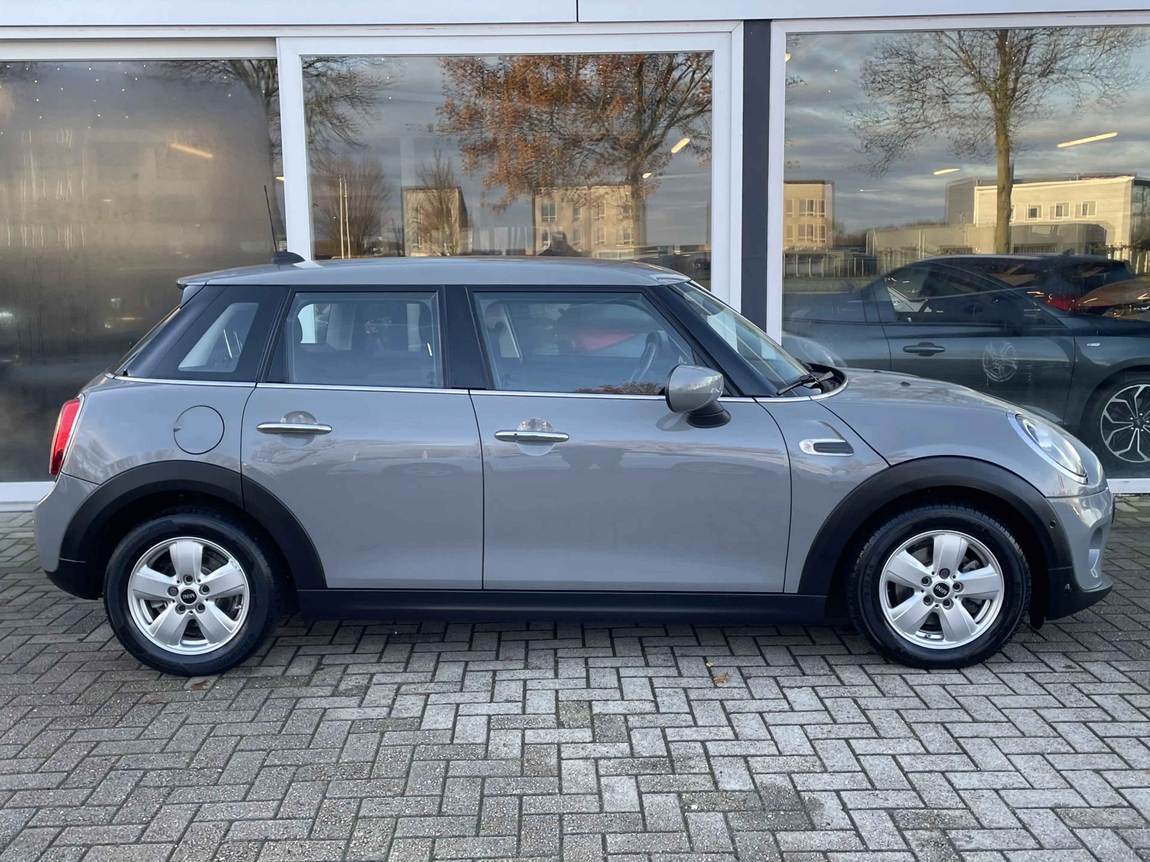 MINI One Mini 1.5 Chili Harman Kardon / PDC Achter / Navi / — photo 9