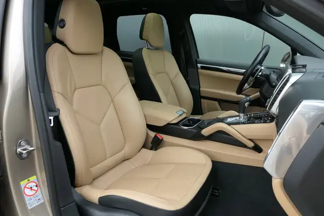 Porsche Cayenne view 9