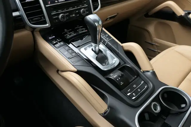 Porsche Cayenne view 12