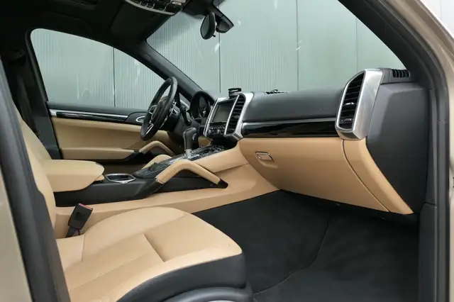Porsche Cayenne view 8