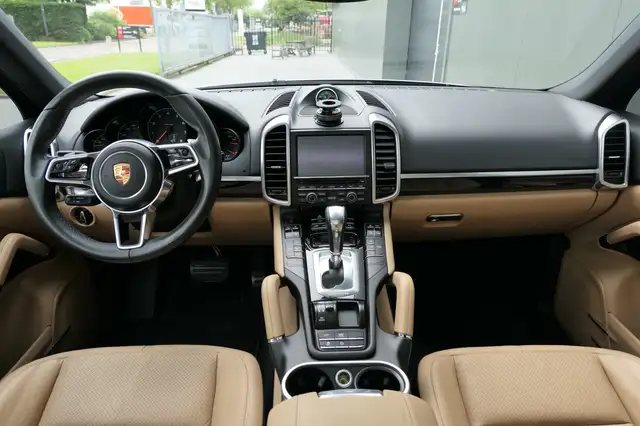 Porsche Cayenne view 4