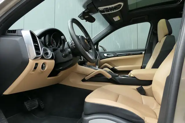 Porsche Cayenne view 3