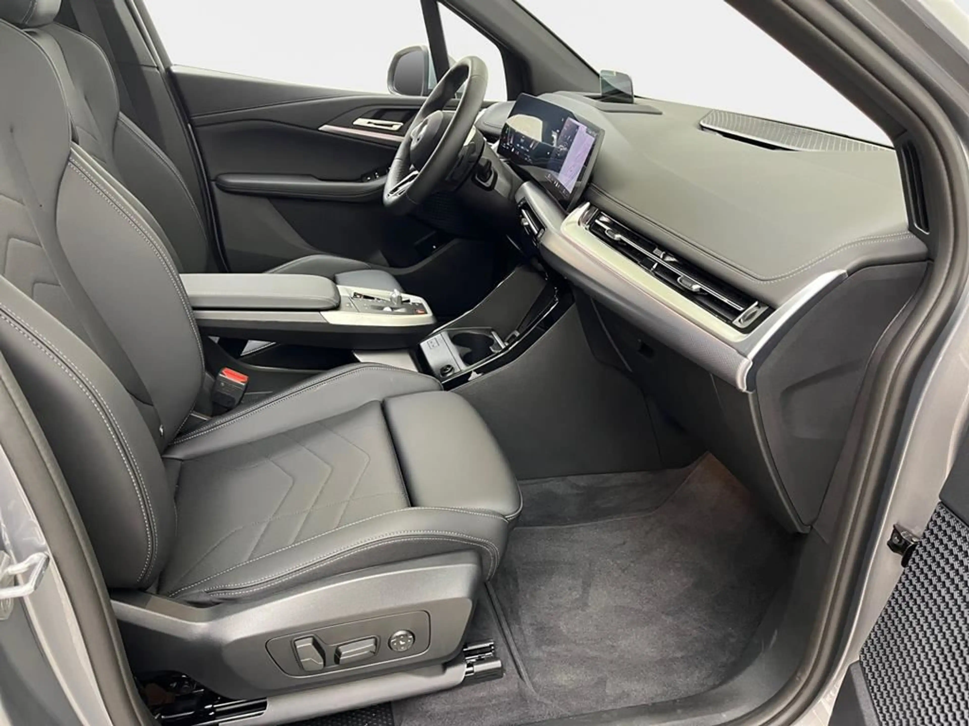 BMW 223 M Sport — photo 14