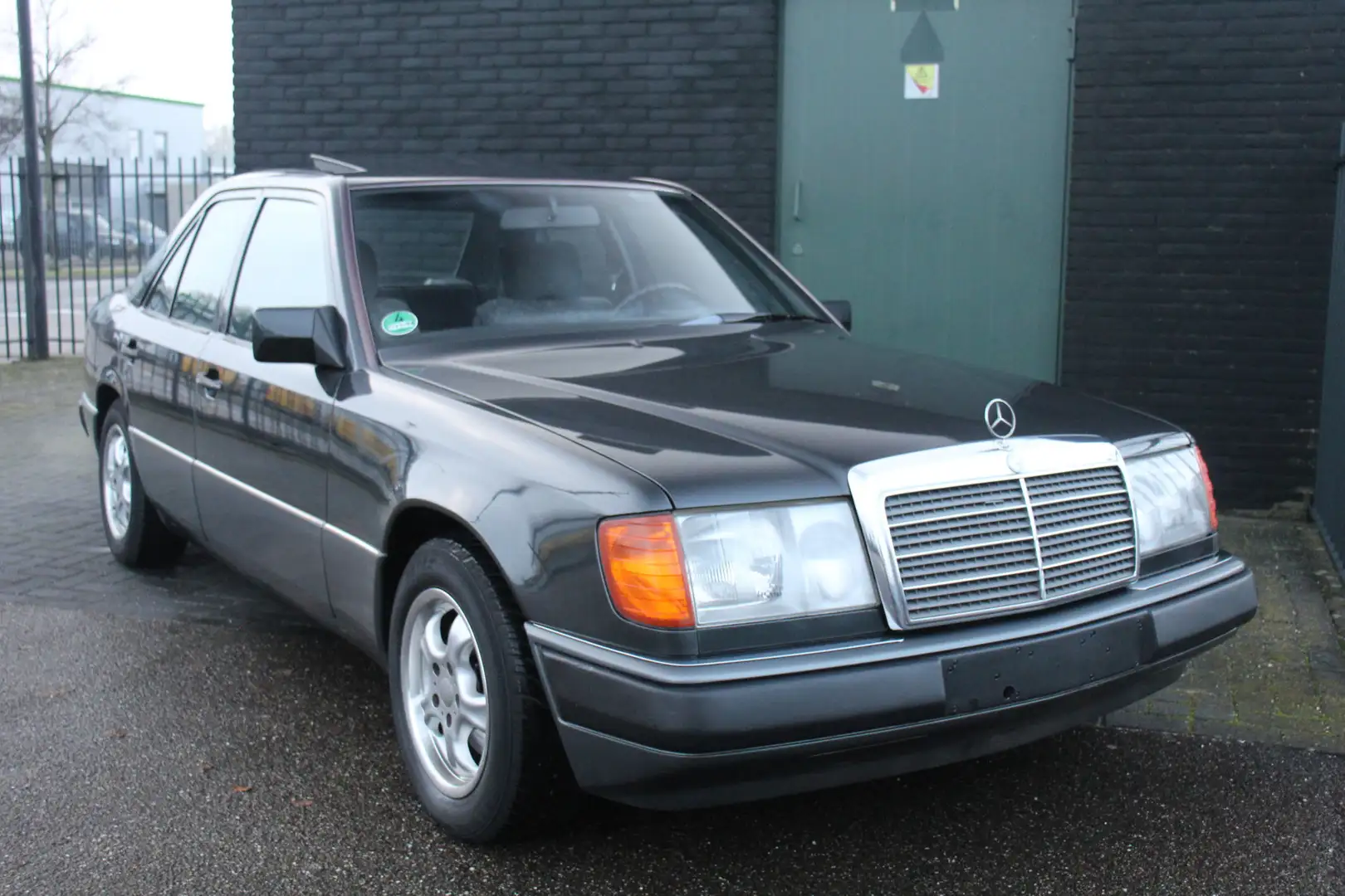 Mercedes-Benz E 260 200-500 (W124) Automaat, 6 Cilinder, Schuifdak FUL Schwarz - 2