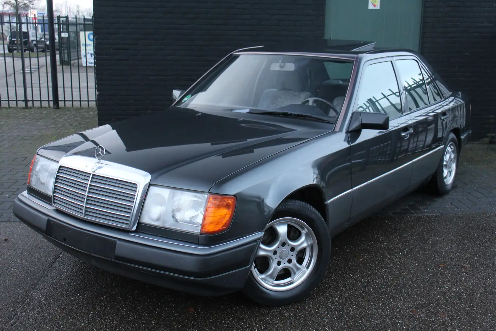 Mercedes-Benz E 260 200-500 (W124) Automaat, 6 Cilinder, Schuifdak FUL Noir - 1