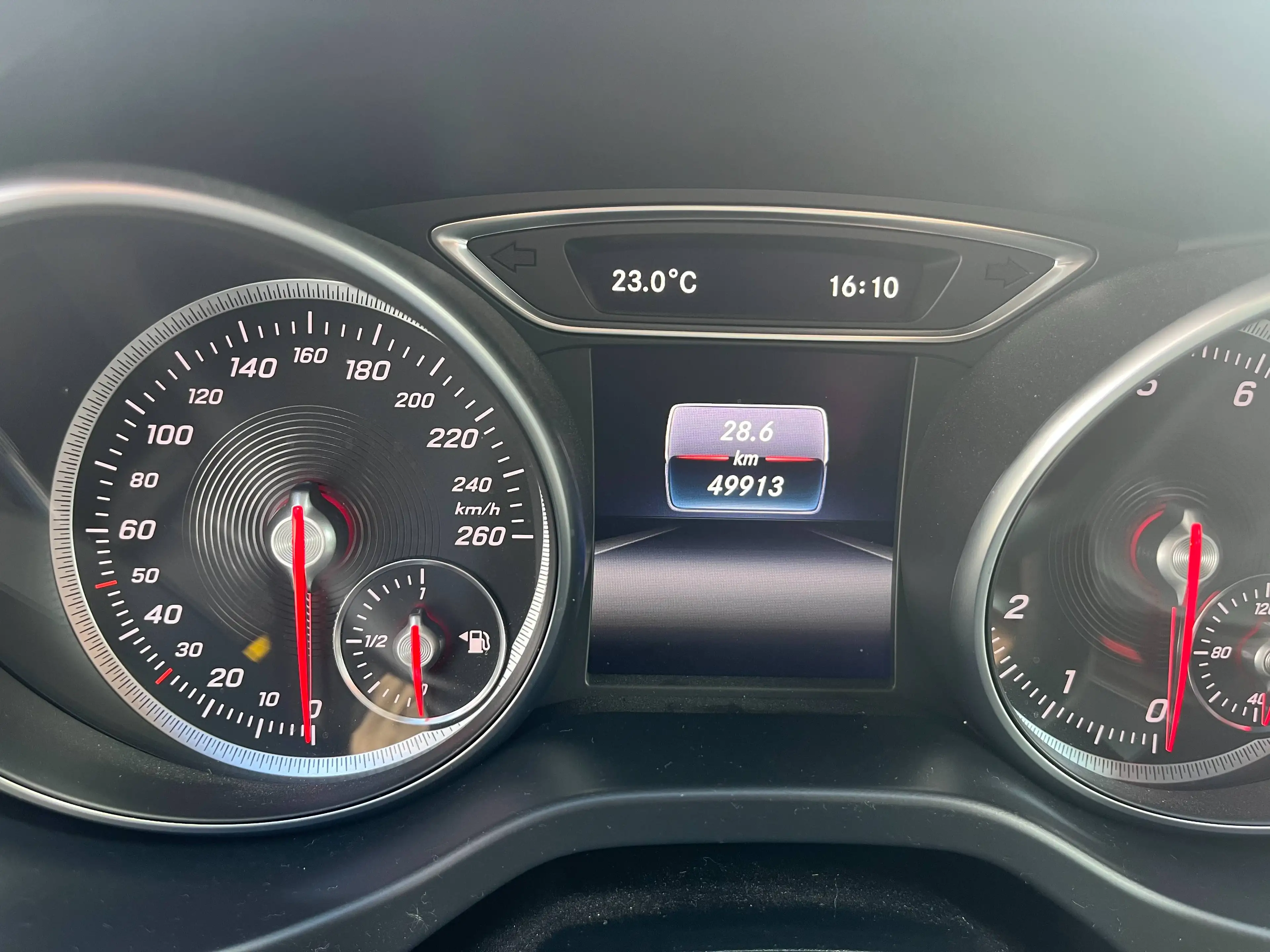 Mercedes-Benz GLA 180 Urban*2.Hd,Standh.,Kam,Navi,App,19 Zoll,AHK,LED,teil.Leder,Scheckheft,TOP — photo 10