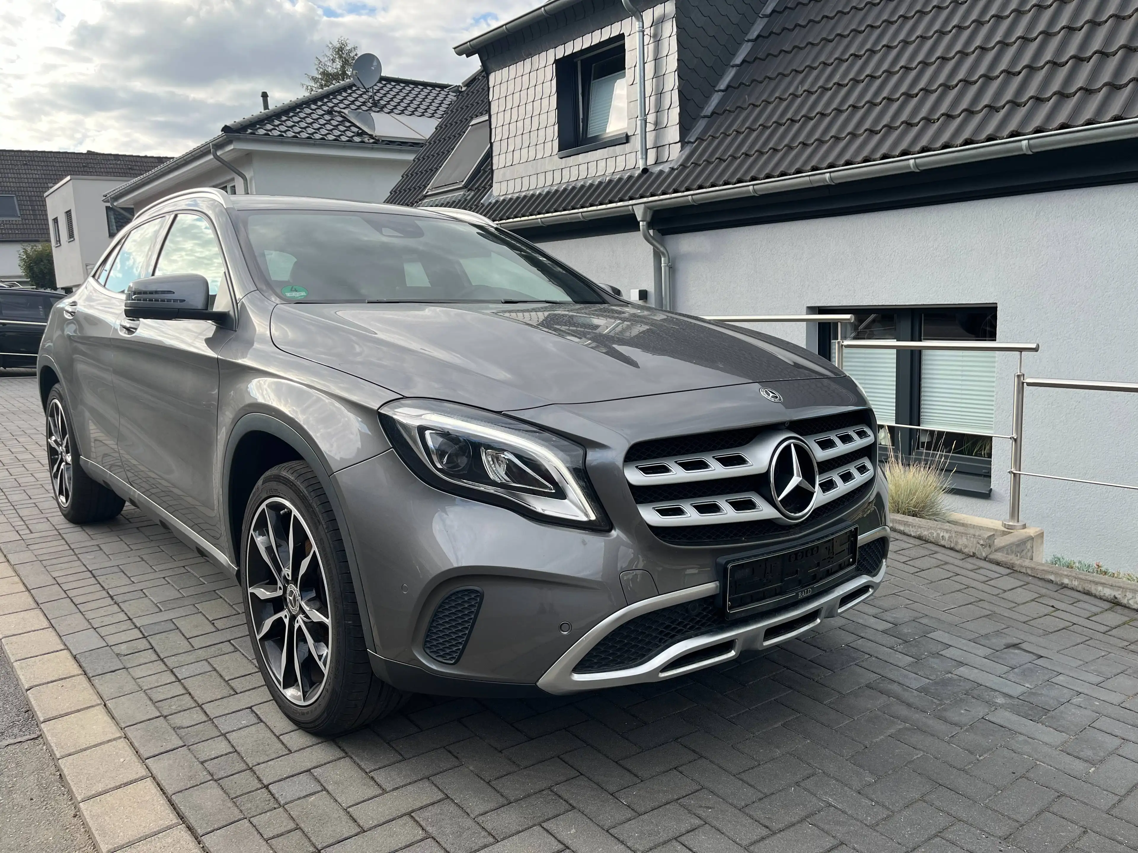 Mercedes-Benz GLA 180 Urban*2.Hd,Standh.,Kam,Navi,App,19 Zoll,AHK,LED,teil.Leder,Scheckheft,TOP