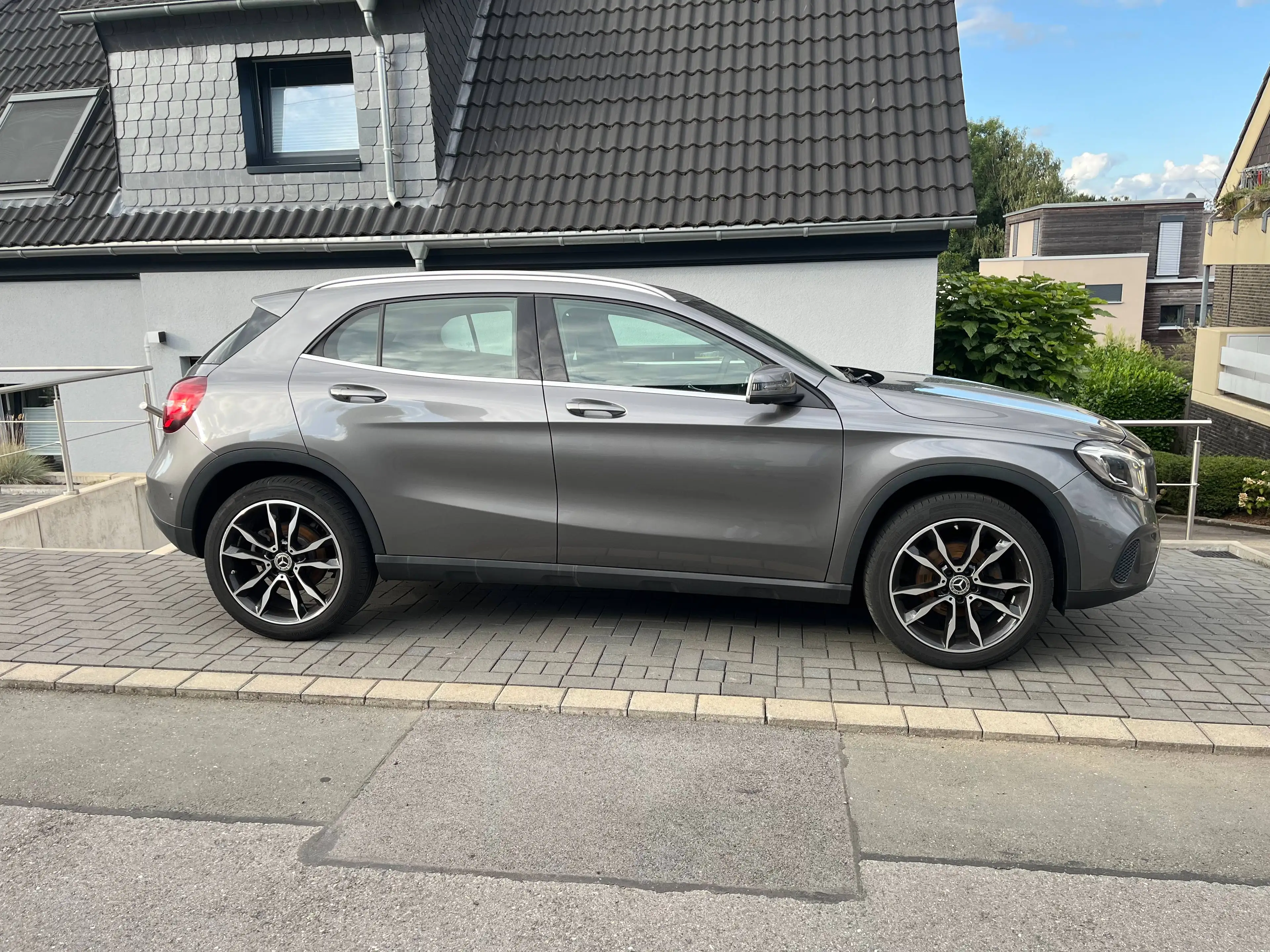 Mercedes-Benz GLA 180 Urban*2.Hd,Standh.,Kam,Navi,App,19 Zoll,AHK,LED,teil.Leder,Scheckheft,TOP — photo 3