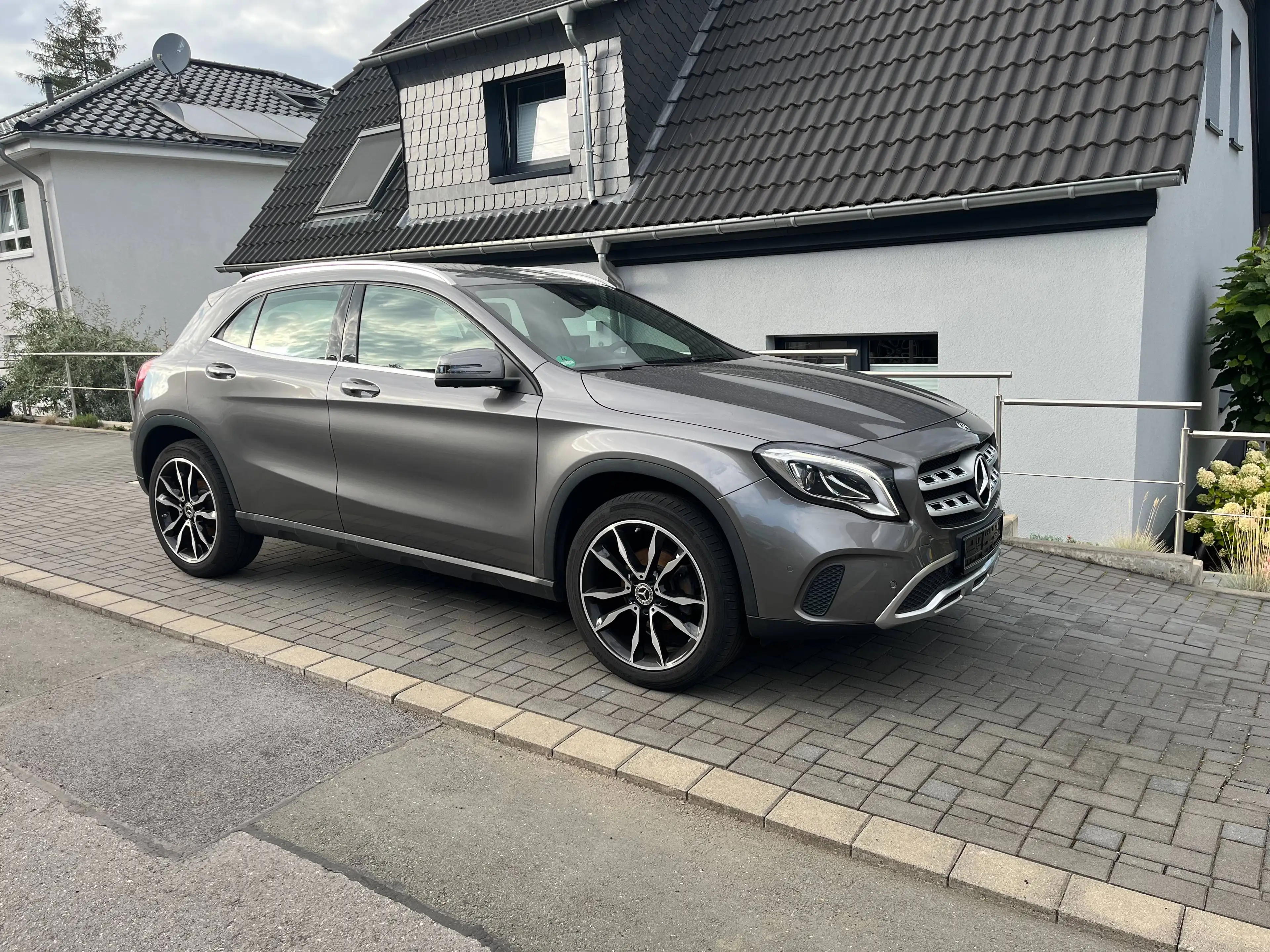 Mercedes-Benz GLA 180 Urban*2.Hd,Standh.,Kam,Navi,App,19 Zoll,AHK,LED,teil.Leder,Scheckheft,TOP — photo 2