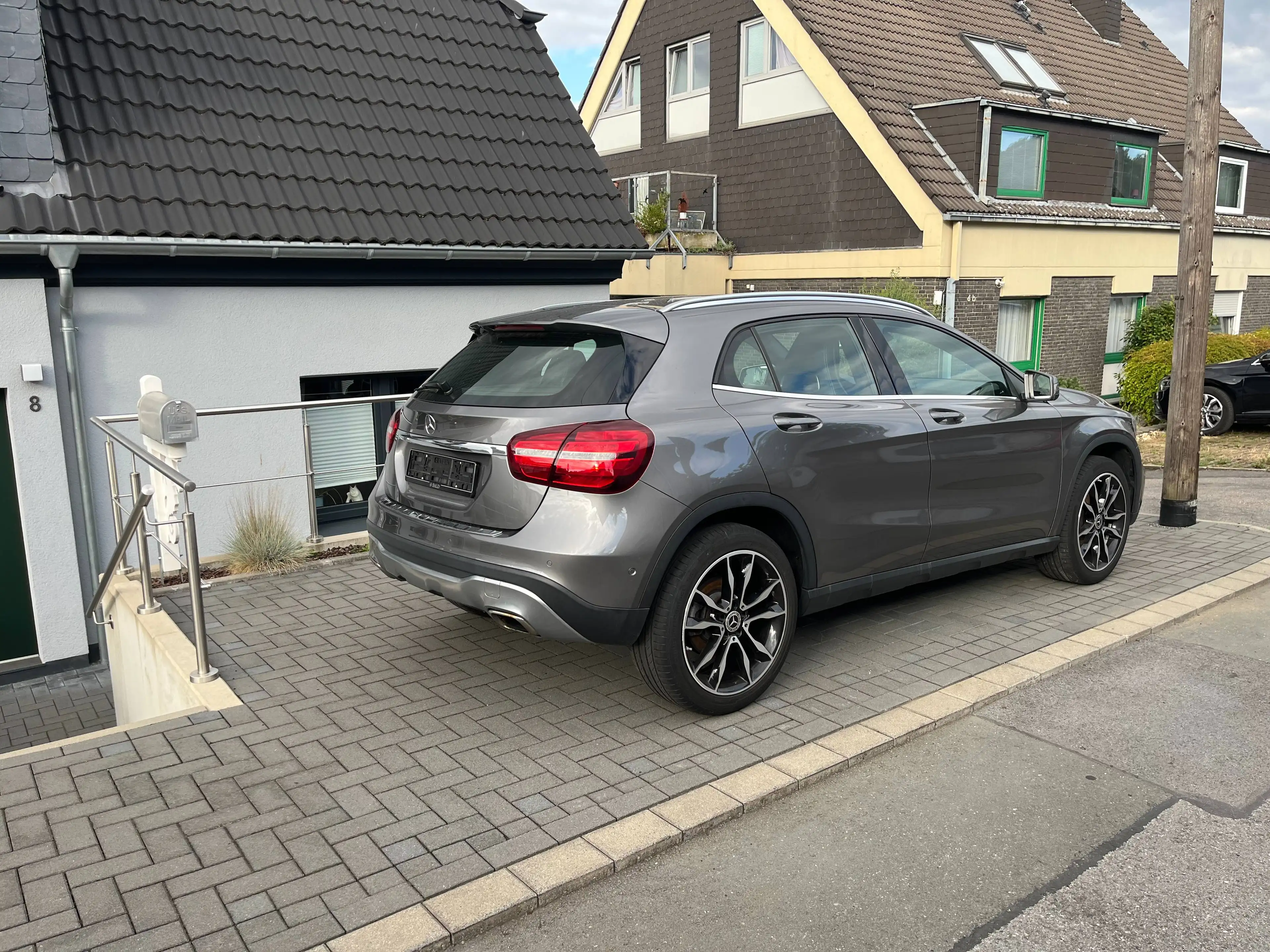 Mercedes-Benz GLA 180 Urban*2.Hd,Standh.,Kam,Navi,App,19 Zoll,AHK,LED,teil.Leder,Scheckheft,TOP — photo 4