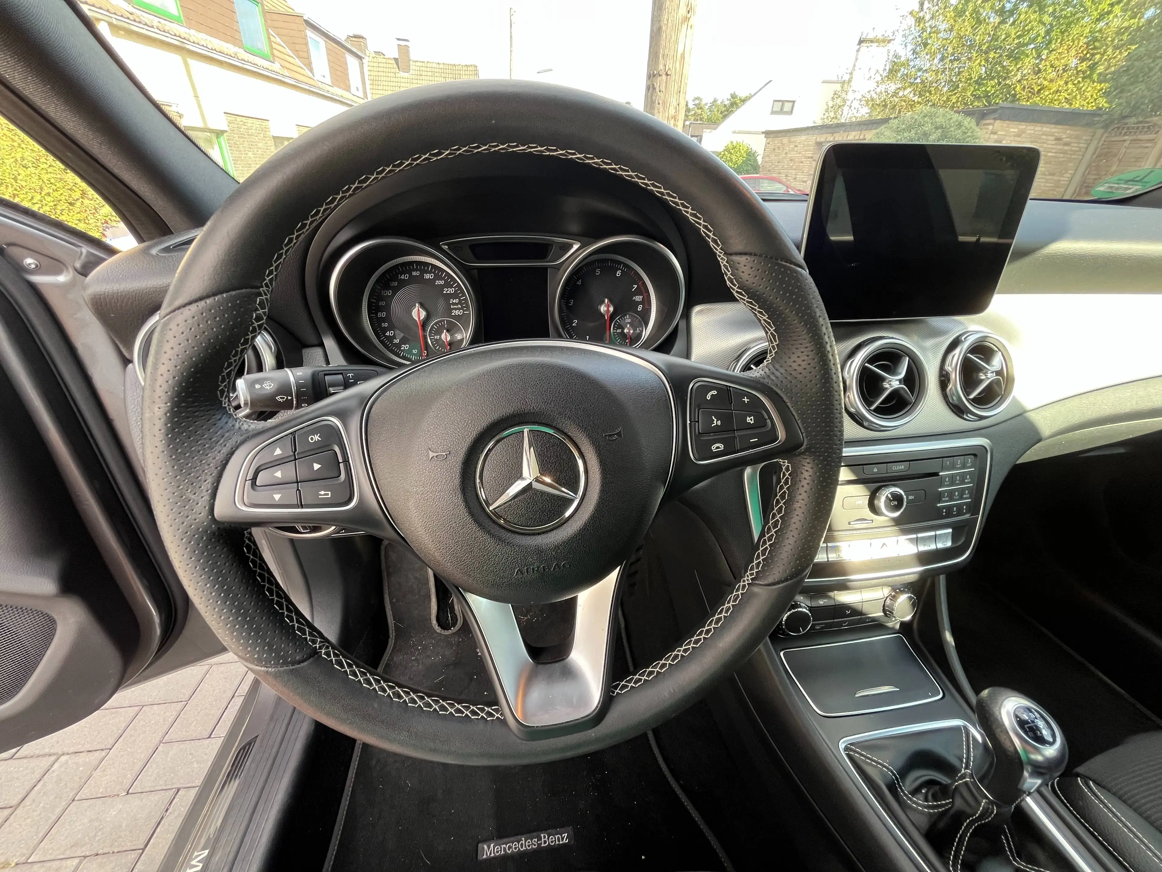 Mercedes-Benz GLA 180 Urban*2.Hd,Standh.,Kam,Navi,App,19 Zoll,AHK,LED,teil.Leder,Scheckheft,TOP — photo 14
