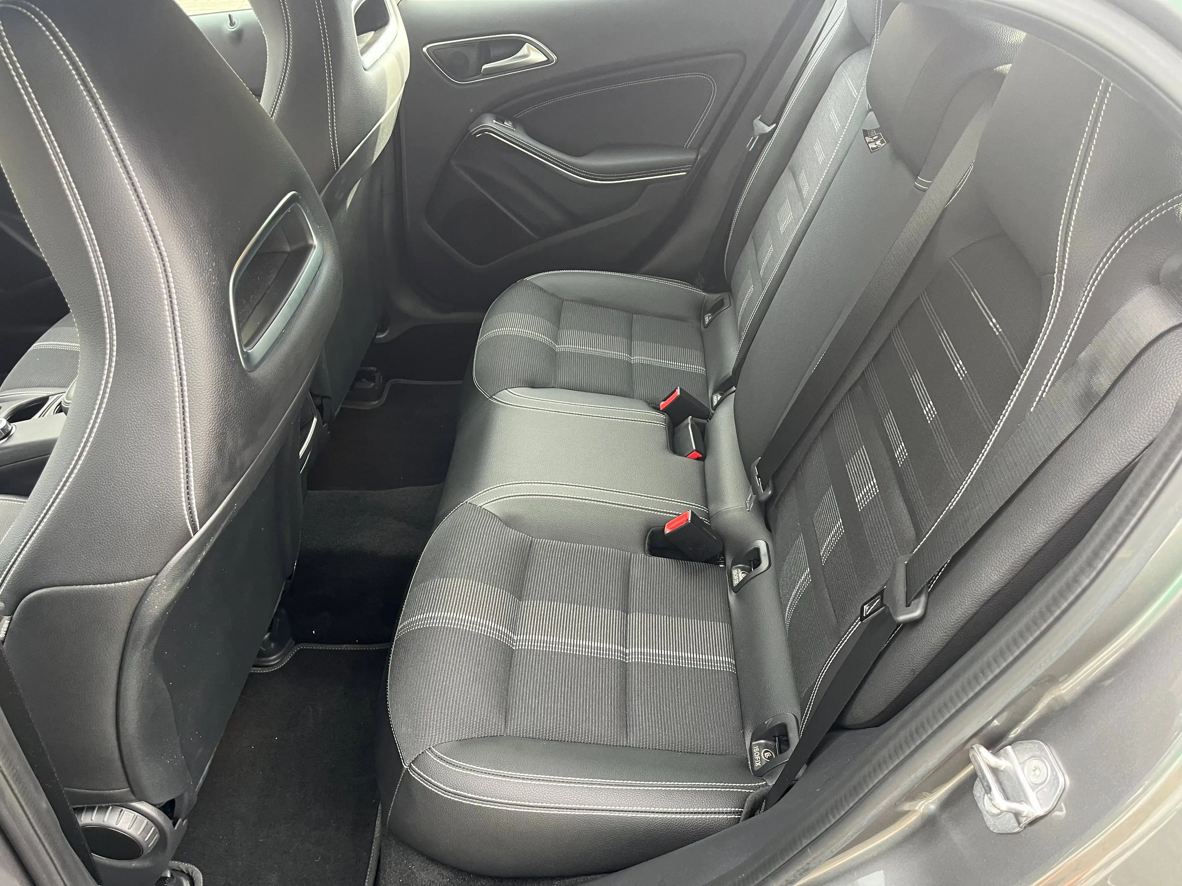 Mercedes-Benz GLA 180 Urban*2.Hd,Standh.,Kam,Navi,App,19 Zoll,AHK,LED,teil.Leder,Scheckheft,TOP — photo 8