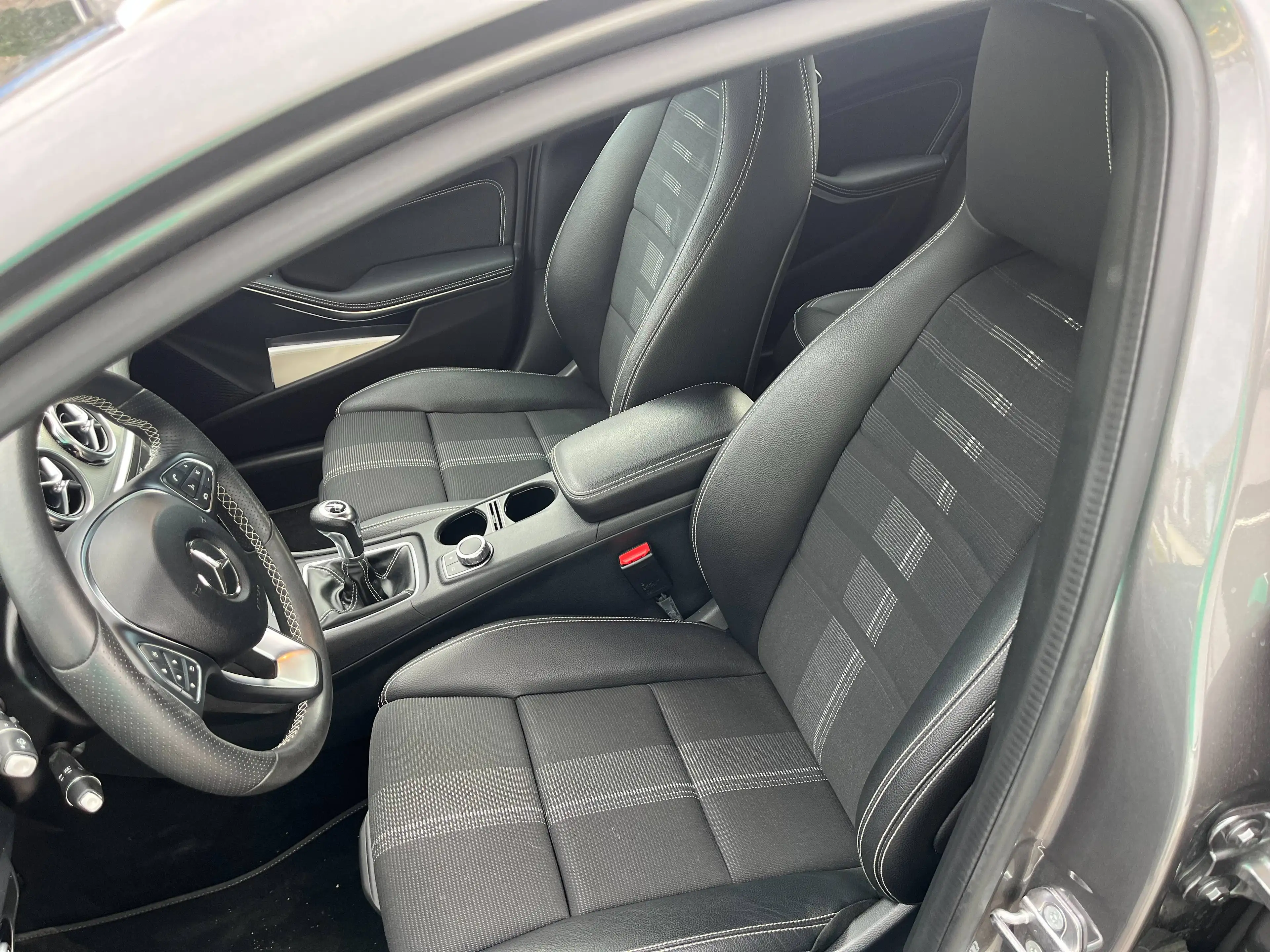 Mercedes-Benz GLA 180 Urban*2.Hd,Standh.,Kam,Navi,App,19 Zoll,AHK,LED,teil.Leder,Scheckheft,TOP — photo 7