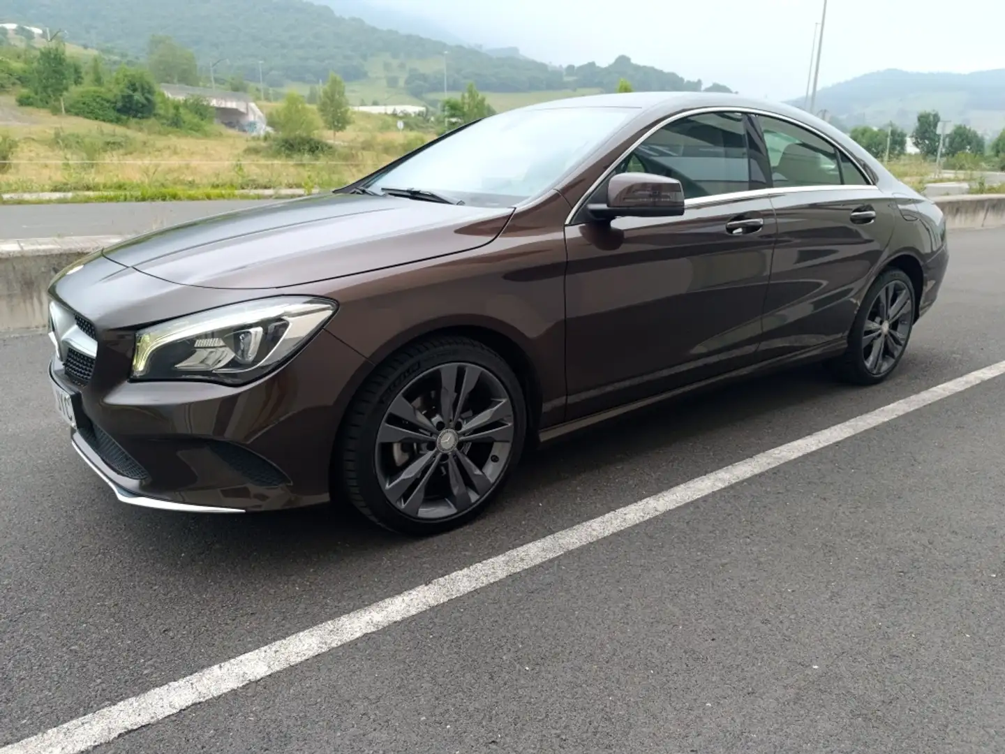 Mercedes-Benz CLA 200 200d Urban Marrón - 1
