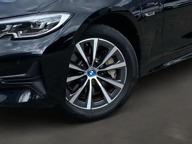 BMW 3 Series view 6