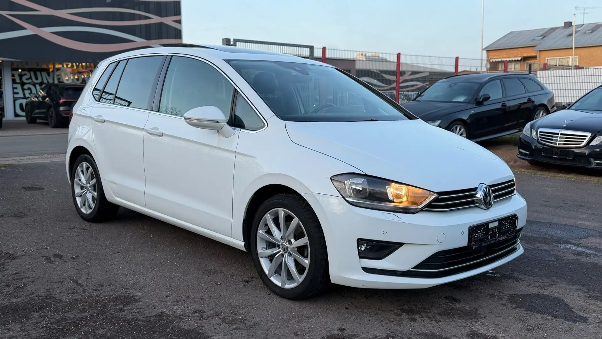 Volkswagen Golf Sportsvan VII Highline BMT Automatik+Panor Weiß - 2