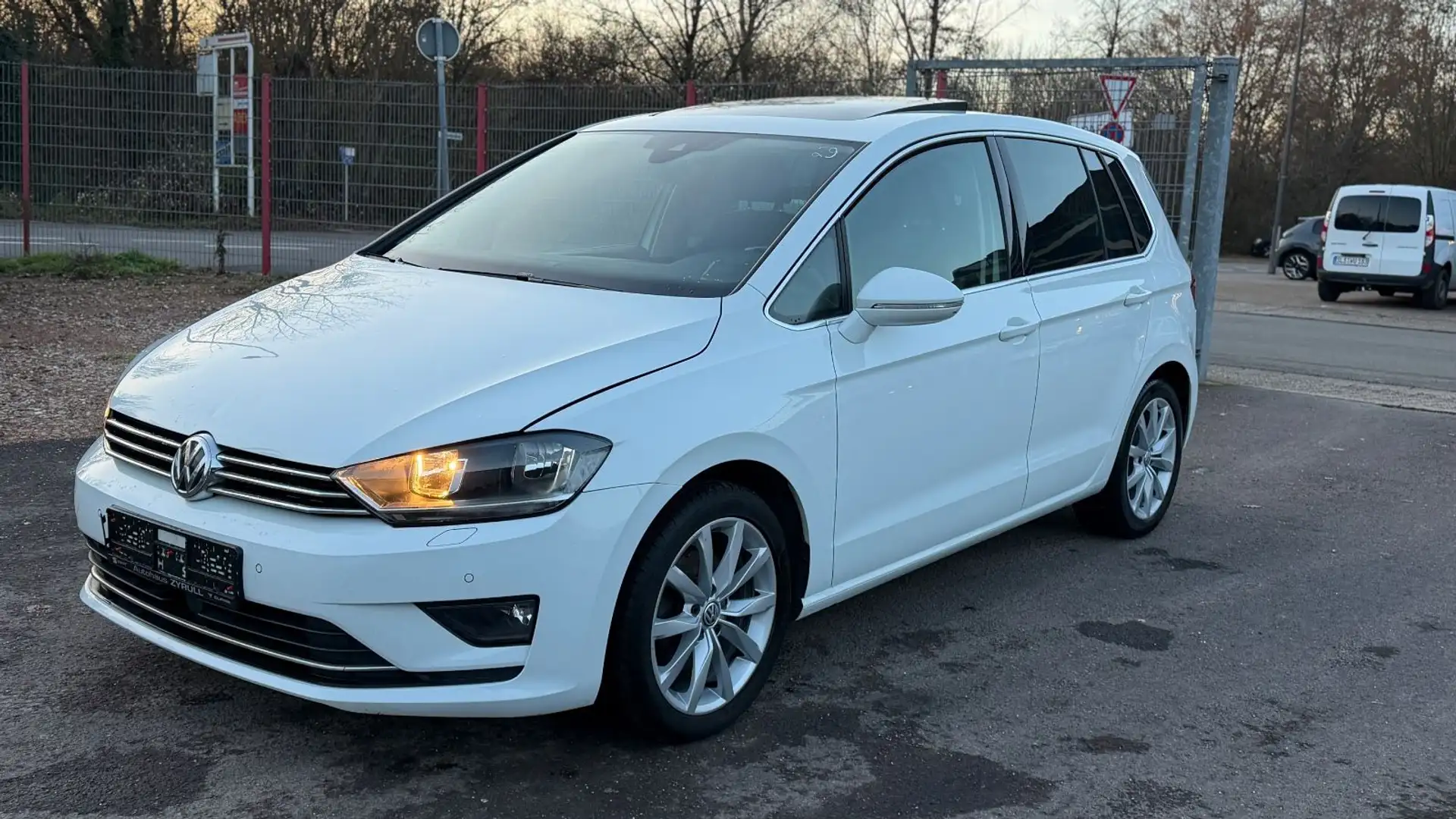 Volkswagen Golf Sportsvan VII Highline BMT Automatik+Panor Weiß - 1