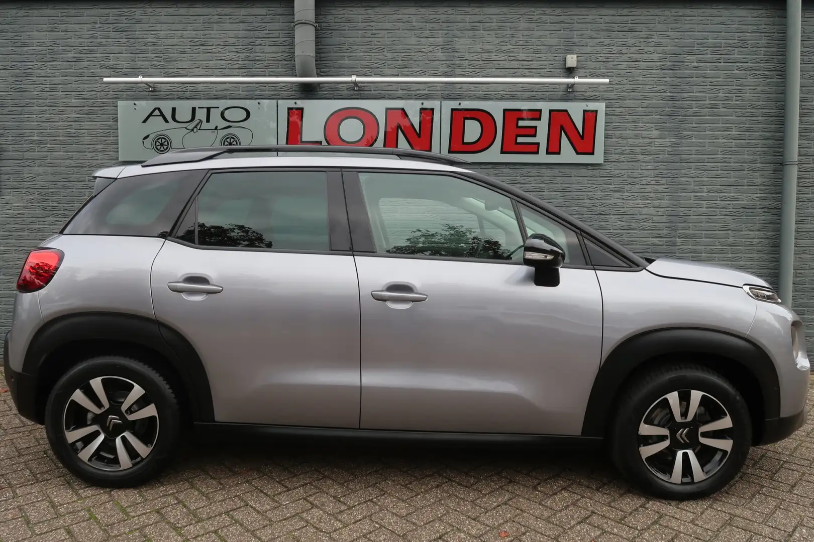 Citroen C3 Aircross 1.2 PureTech S&S Shine Nieuwe auto Grijs - 2