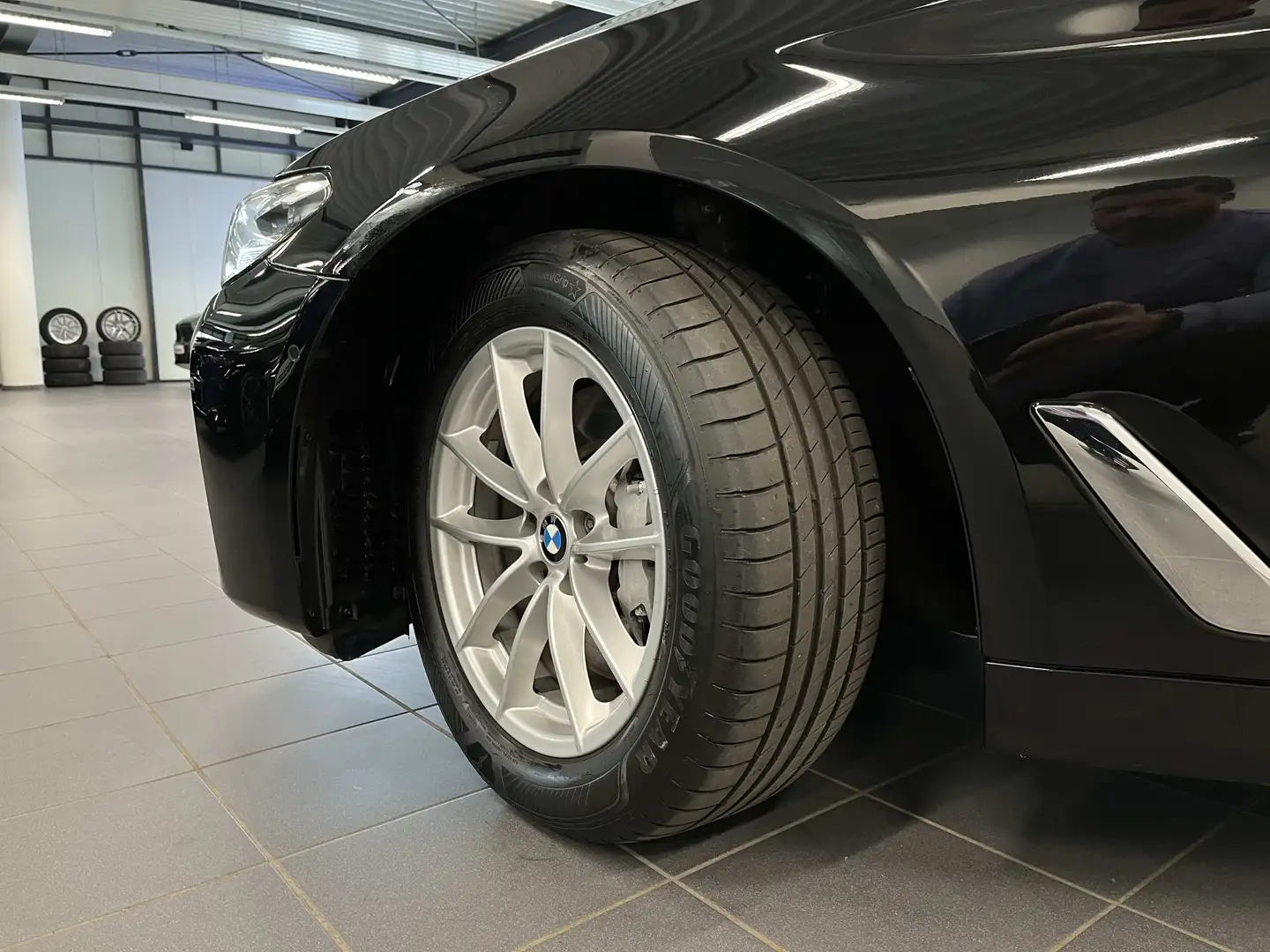 BMW 530 d xDrive Touring AT+LMR+SITZVERT.ELEKT.+SZH+KLIMAA Schwarz - 2