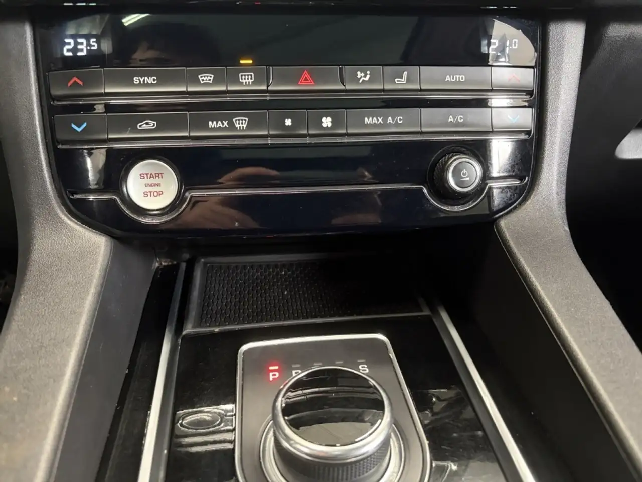 Jaguar F-Pace снимка Jaguar F-Pace